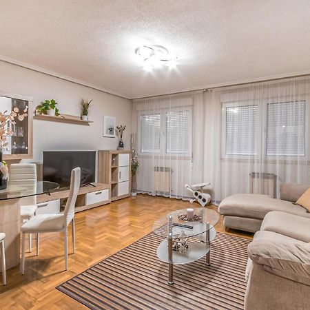 Stunning Apartment In Gijon With Wifi מראה חיצוני תמונה